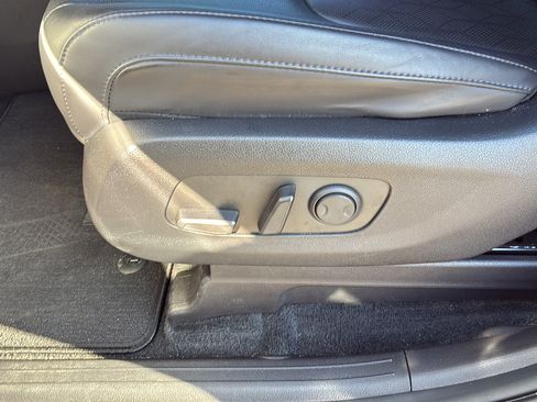 Used 2024 Kia Carnival LX FWD image 14