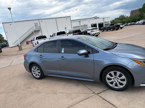 Used 2022 Toyota Corolla LE FWD image 3