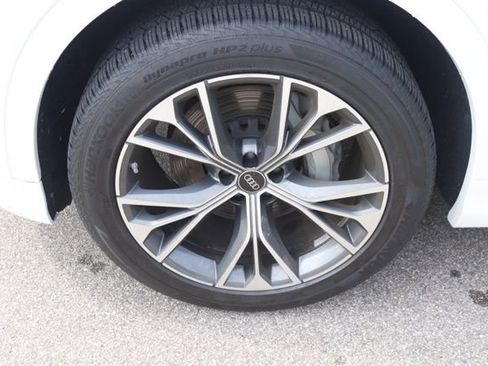 Used 2024 Audi Q8 Premium image 12