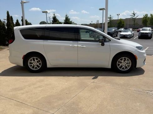 Used 2024 Chrysler Pacifica Touring-L FWD image 6