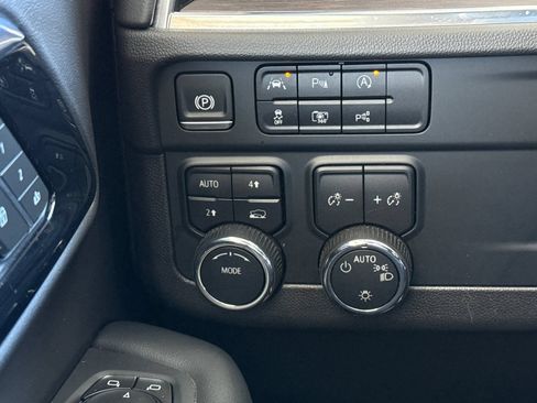 Used 2025 Chevrolet Suburban LT AWD/4WD image 41