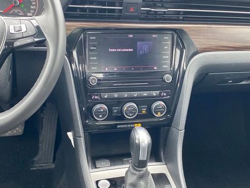 Used 2022 Volkswagen Passat 2.0T image 8