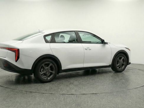 Used 2025 Kia K4 LXS image 9