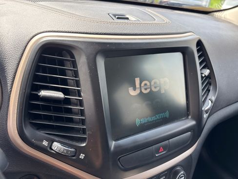 Used 2016 Jeep Cherokee Limited FWD image 17