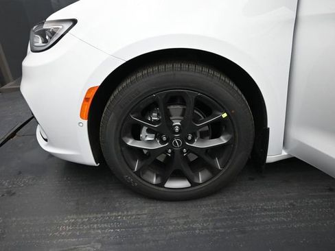 New 2026 Chrysler Pacifica Limited w/ S Appearance Package image 38