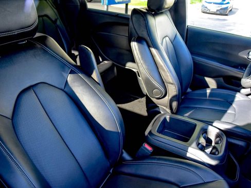 Used 2025 Chrysler Pacifica Select FWD image 20
