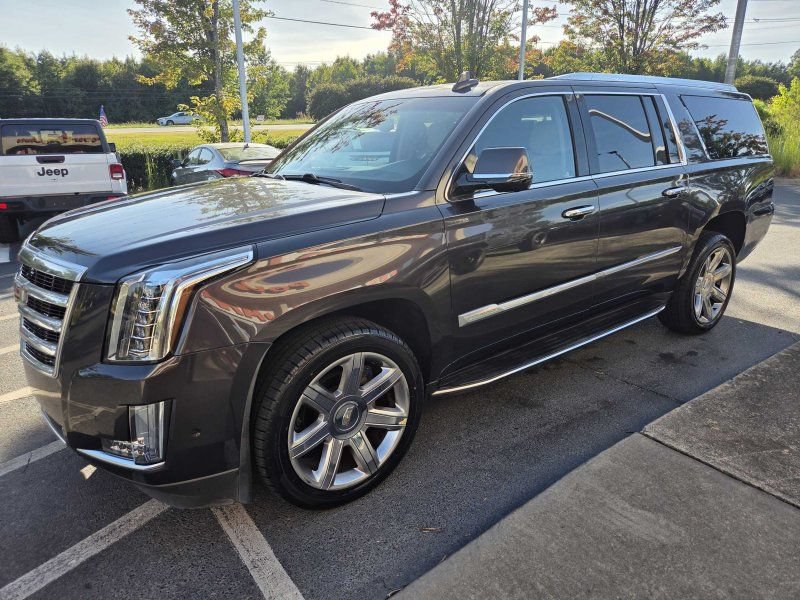 Used 2018 Cadillac Escalade ESV Luxury RWD image 2
