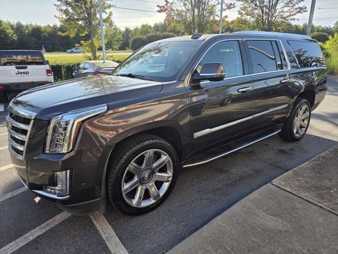 Used 2018 Cadillac Escalade ESV Luxury RWD image 2