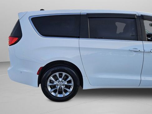 Used 2023 Chrysler Pacifica Touring-L image 32