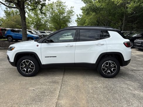 Used 2025 Jeep Compass Trailhawk AWD/4WD image 4