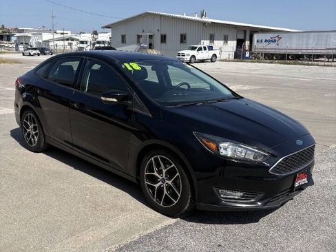 Used 2018 Ford Focus SEL w/ Cold Weather Package FWD image 2