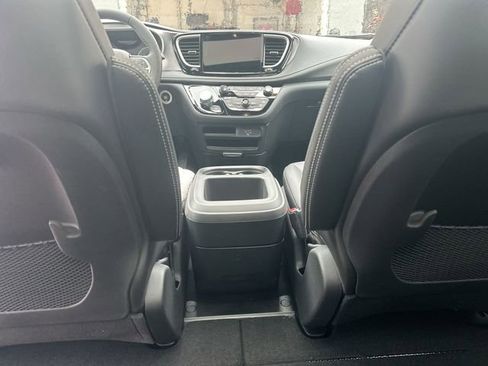New 2026 Chrysler Pacifica Select FWD image 22