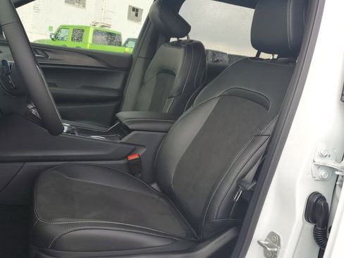 New 2025 Jeep Grand Cherokee L Altitude image 19