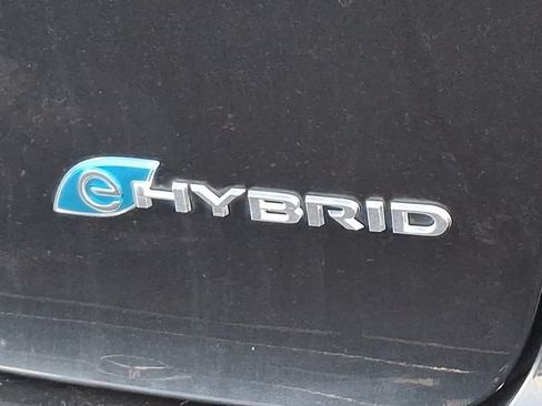 Used 2024 Chrysler Pacifica Limited FWD image 8