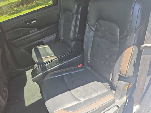 Used 2025 Nissan Pathfinder Platinum AWD/4WD image 32
