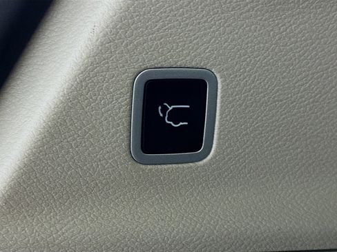 Used 2024 Chrysler Pacifica Touring-L FWD image 31