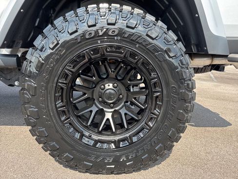 Used 2023 Jeep Gladiator Rubicon w/ Cold Weather Group image 13