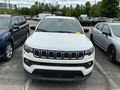Used 2024 Jeep Compass Latitude AWD/4WD image 2