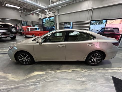 Used 2016 Lexus ES 350 w/ Luxury Package w/Wood Trim FWD image 38