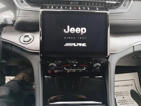 Used 2022 Jeep Grand Cherokee L Limited image 11