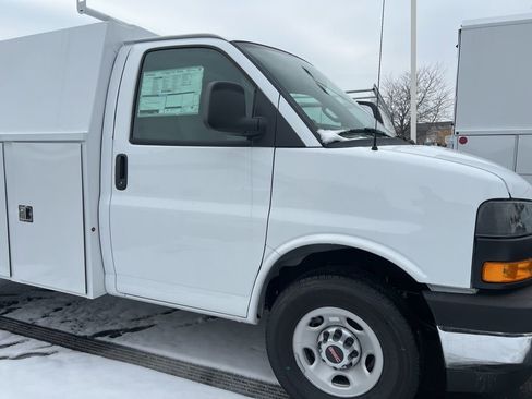 New 2025 GMC Savana 3500 w/ Power Convenience Package RWD image 2