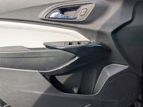 Used 2025 Chevrolet Trax LT w/ LT Convenience Package image 13