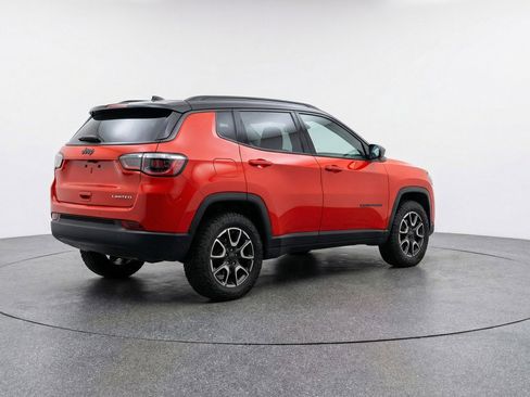 Used 2025 Jeep Compass Trailhawk AWD/4WD image 9