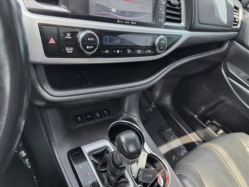 Certified 2018 Toyota Highlander SE w/ Carpet Mat Package (TMS) AWD/4WD image 15