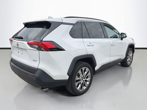 Used 2020 Toyota RAV4 XLE Premium image 3