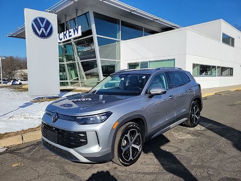 Certified 2025 Volkswagen Tiguan SE image 1
