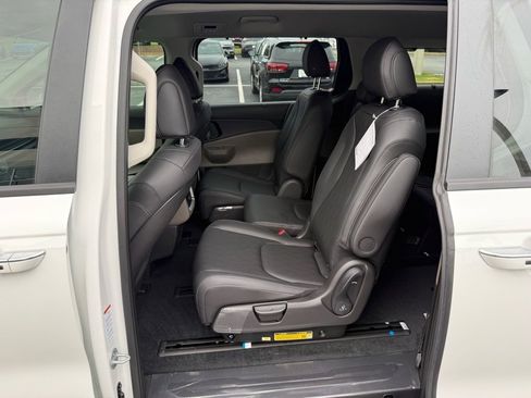 New 2026 Kia Carnival EX image 11