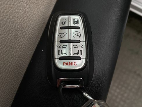 Used 2024 Chrysler Pacifica Touring-L image 28