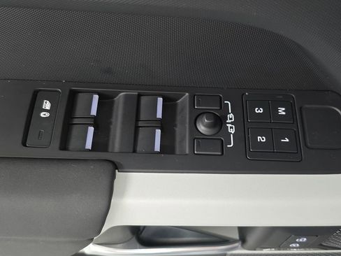 Used 2024 Land Rover Defender 110 X-Dynamic SE AWD/4WD image 23