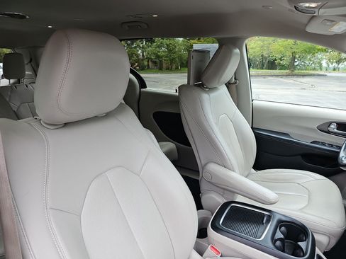 Used 2021 Chrysler Pacifica Touring-L w/ Uconnect Theater Family Group FWD image 12