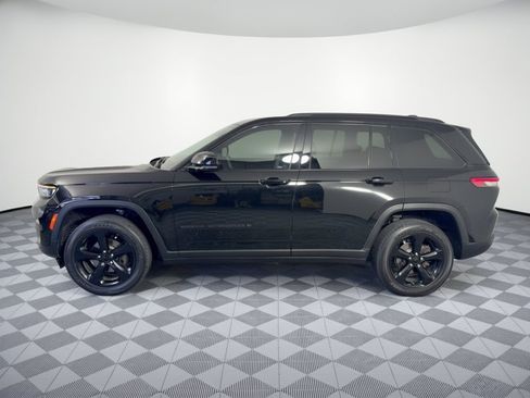 Used 2023 Jeep Grand Cherokee Altitude RWD image 2
