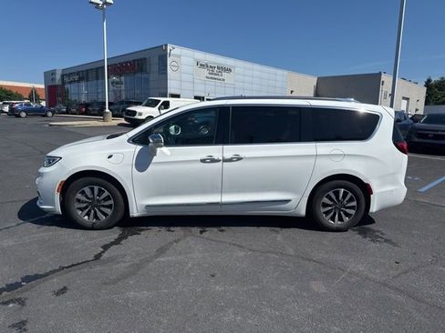 Used 2021 Chrysler Pacifica Limited w/ Premium & Safety Sphere Group FWD image 4
