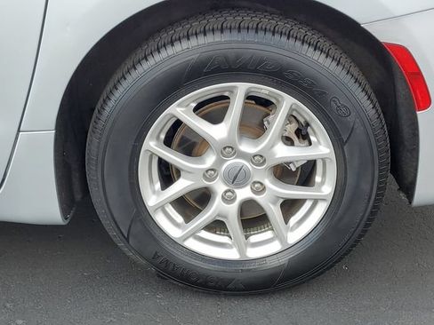 Used 2024 Chrysler Pacifica Touring-L FWD image 7