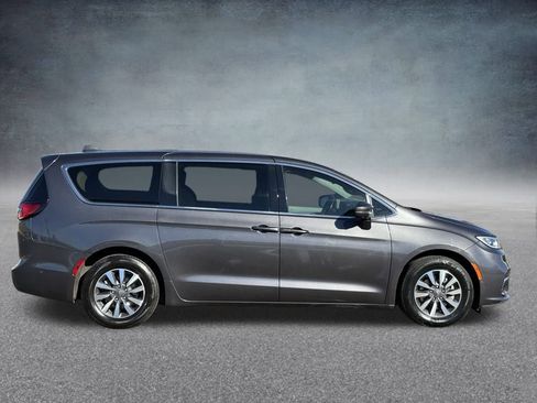 Used 2022 Chrysler Pacifica Touring-L w/ Uconnect Theater Family Group image 2