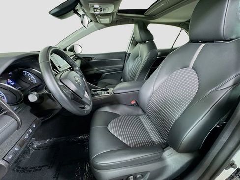 Used 2022 Toyota Camry SE w/ Cold Weather Package image 18