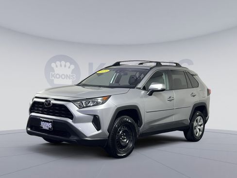 Used 2021 Toyota RAV4 LE image 1