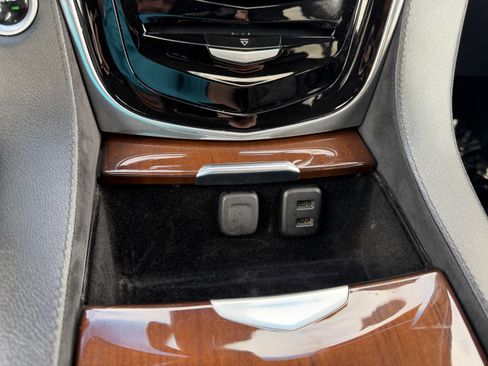 Used 2019 Cadillac Escalade ESV Luxury RWD image 27