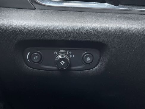 Used 2021 Chevrolet Traverse LT image 27