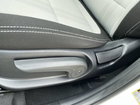 Used 2025 Hyundai Venue SEL FWD image 25