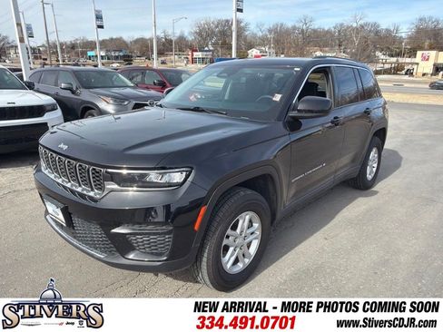 Used 2023 Jeep Grand Cherokee Laredo image 2