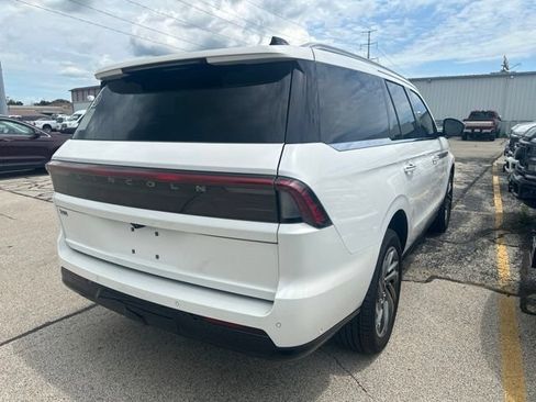 Used 2025 Lincoln Navigator Reserve AWD/4WD image 4
