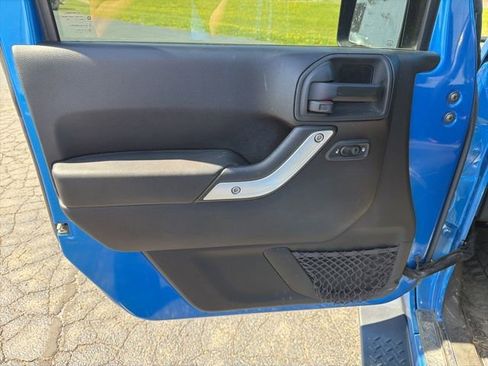 Used 2015 Jeep Wrangler Unlimited Rubicon w/ Connectivity Group AWD/4WD image 11