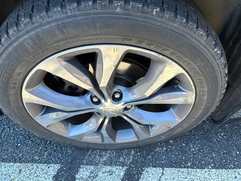 Used 2018 Chrysler Pacifica Limited w/ Tire & Wheel Group FWD image 3