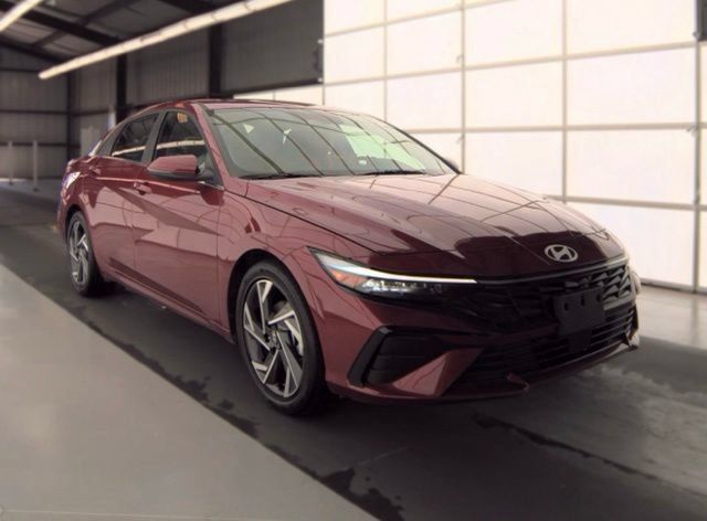 Used 2025 Hyundai Elantra Limited FWD image 2