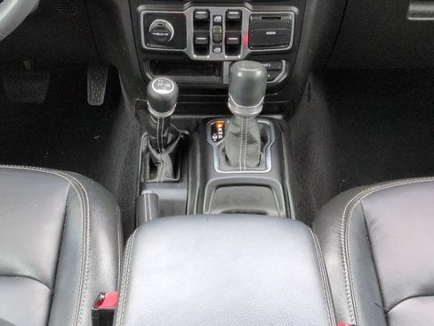 Used 2023 Jeep Wrangler Unlimited Sahara AWD/4WD image 19