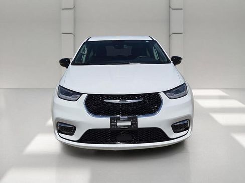 Certified 2024 Chrysler Pacifica Touring-L FWD image 8